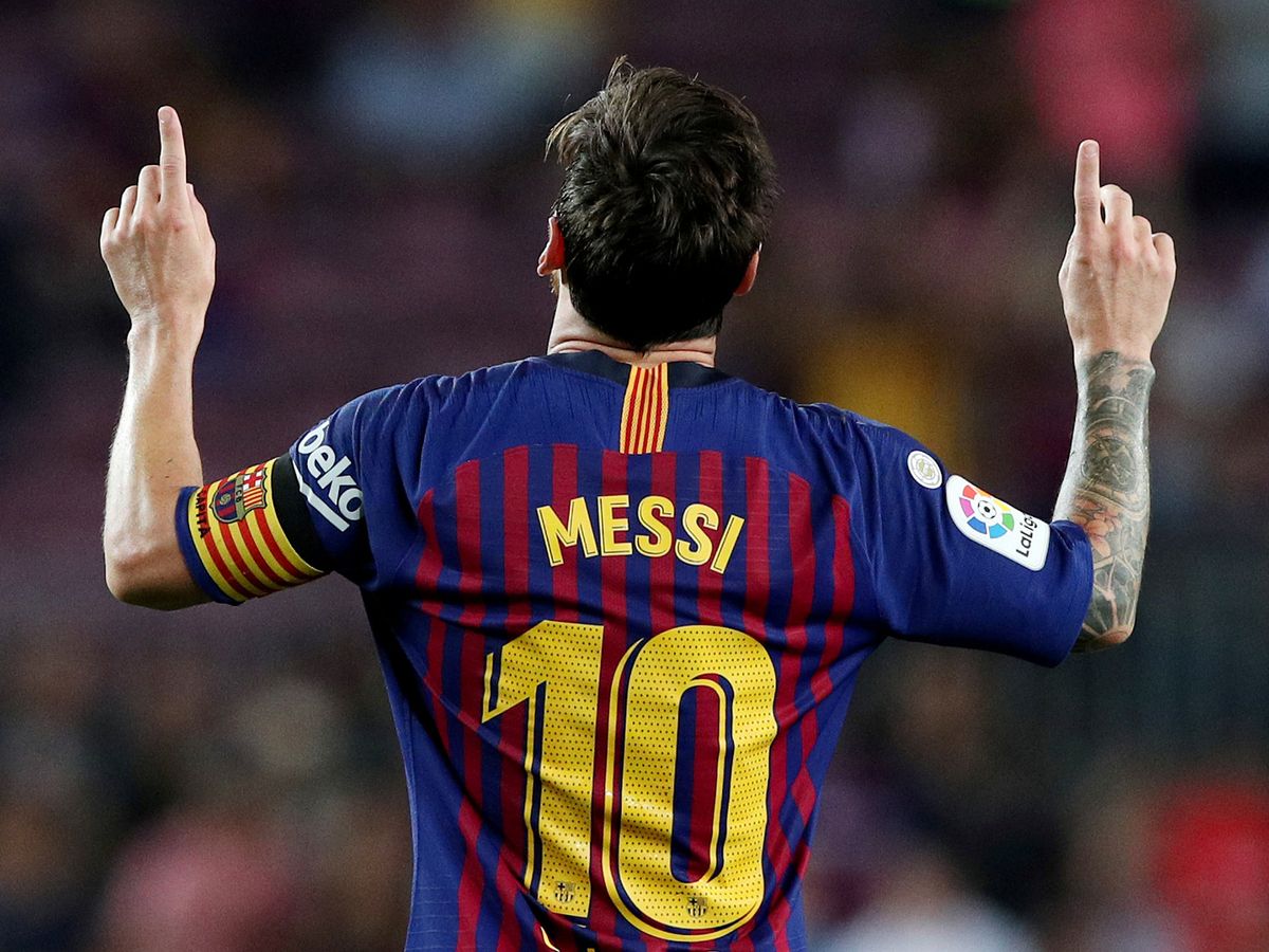 Messi Angkat Jersey dan Menunjuk Langit